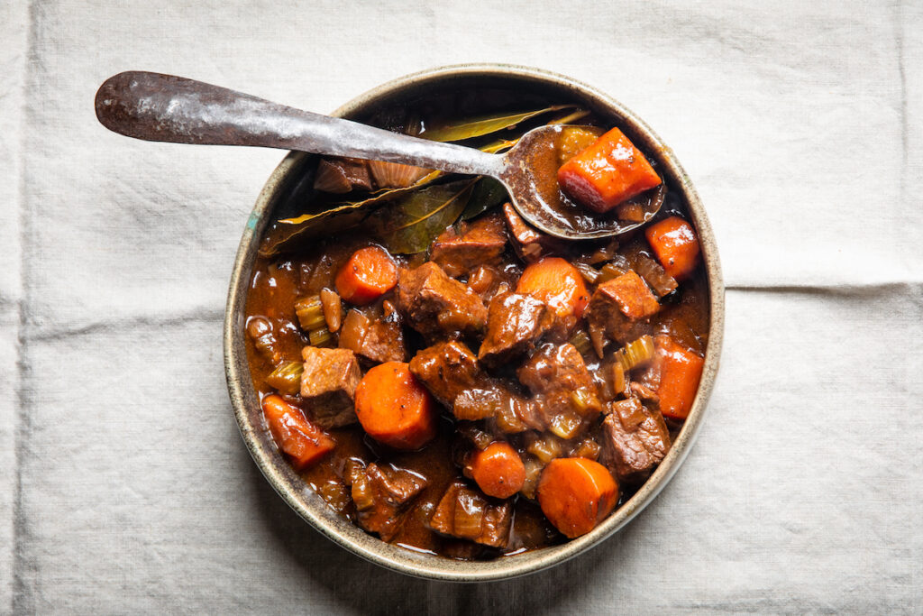 Dyondza ku sweka Beef Stew hi ndlela ya manguva lawa